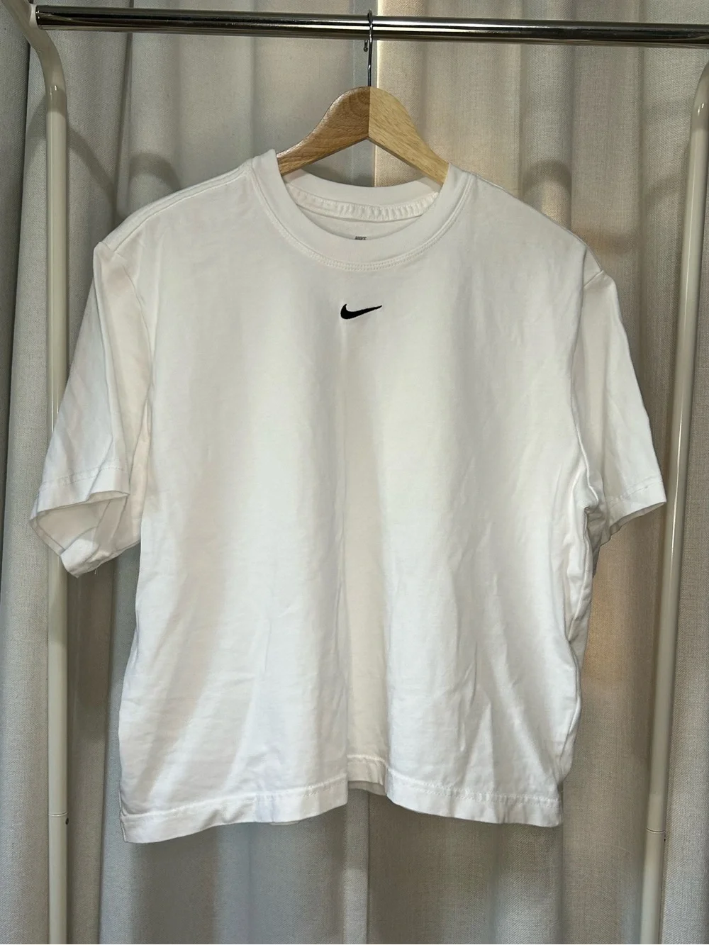 NIKE Women’s Sportswear Loose Short Sleeve Cropped T-Shirt - Medium
